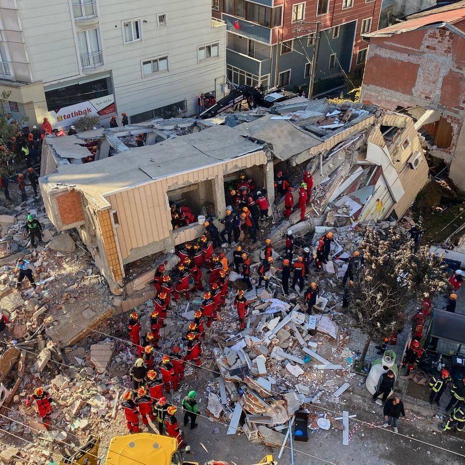 Turkey building collapse kills 2 and traps 3 others under rubble